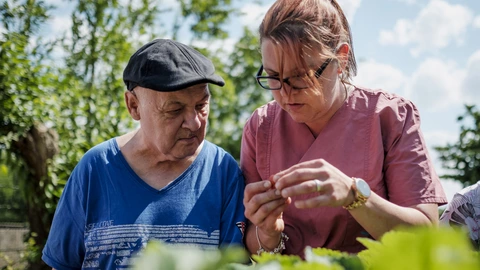 Mitarbeiterin bei der Ausführung haushaltsnaher Dienstleistungen in einem Privathaushalt, professionelle und fürsorgliche Unterstützung im Alltag und Alltagsbegleitung
