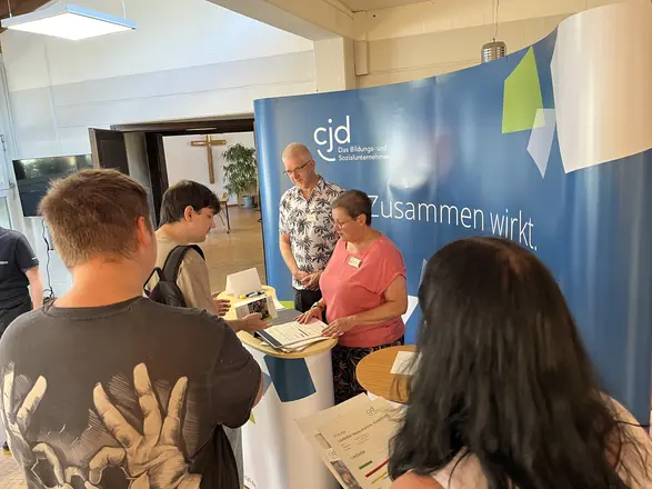 Mitarbeiter und Interessierte am Messestand des CJD 